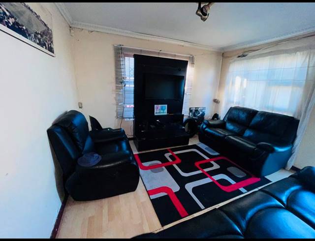 2 BEDROOM HOUSE FOR SALE IN IKWEZI PARK